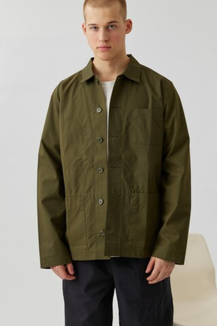 Верхняя мужская рубашка с карманами цвета хаки