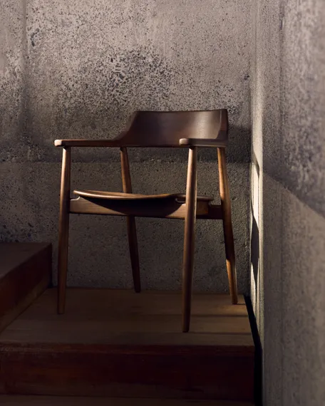 Стул Fondes из массива дуба, темный