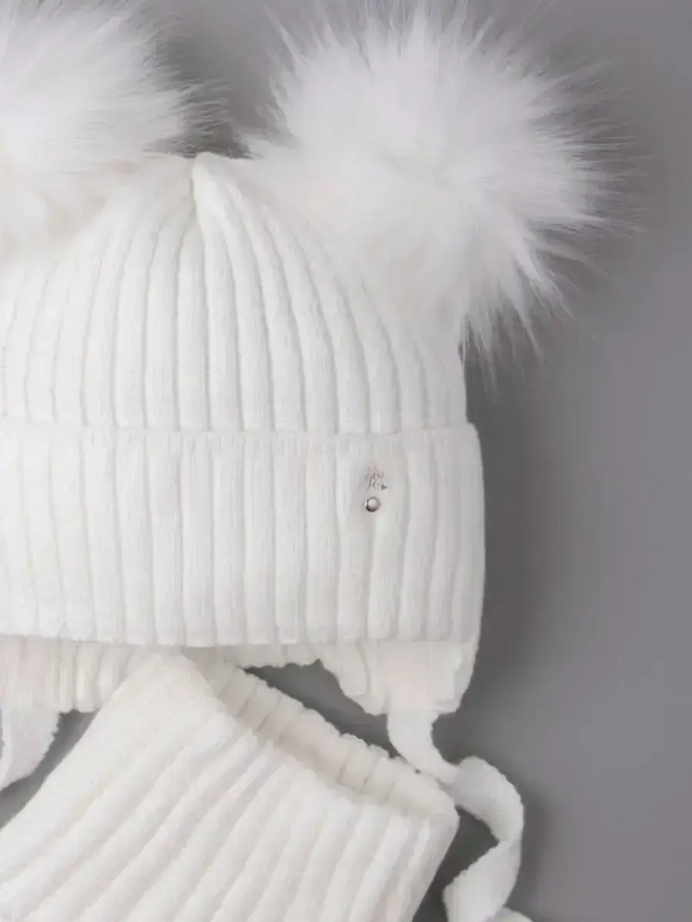 Шапка зимняя детская с помпонами и манишка