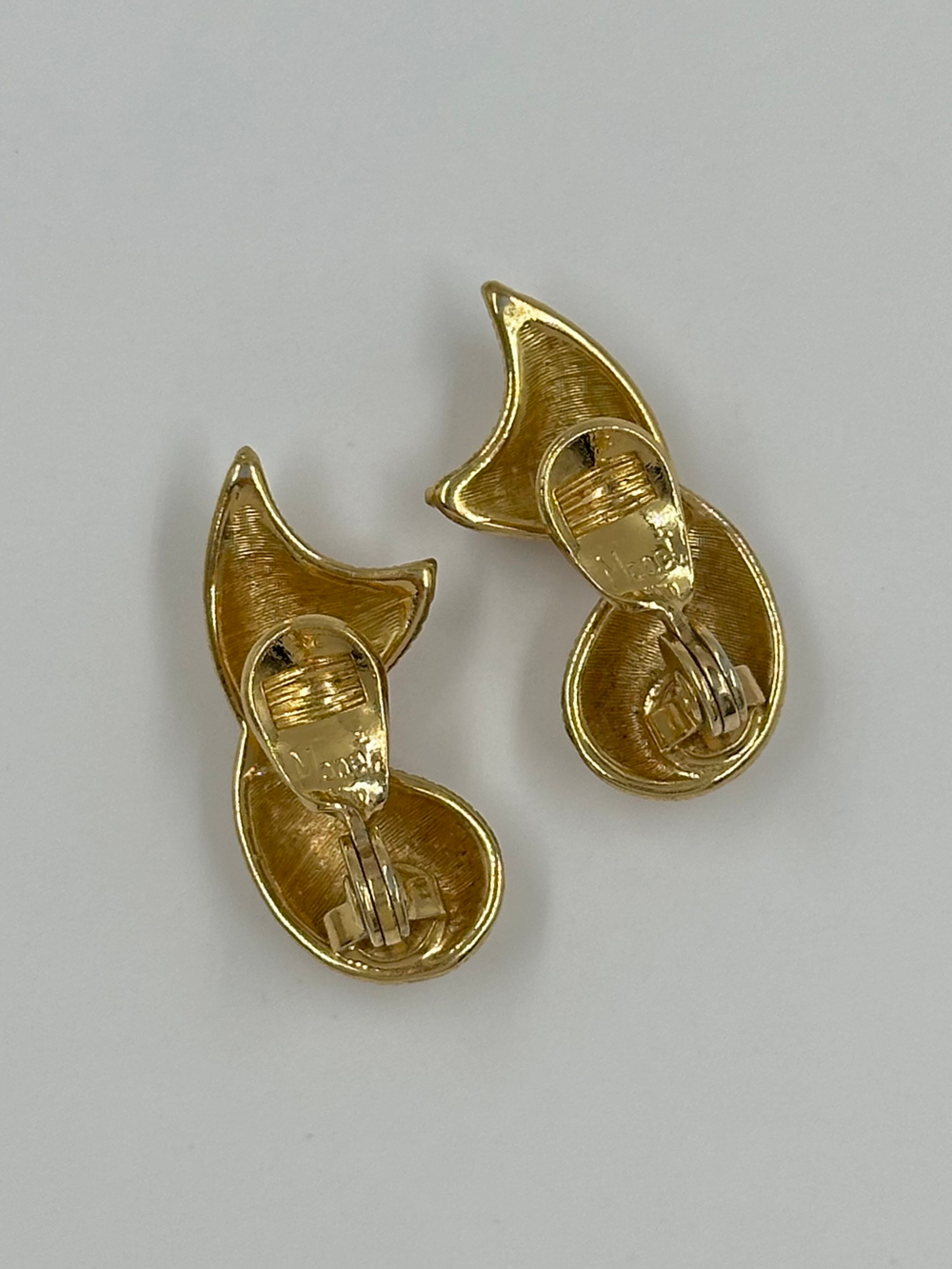 Клипсы с брашировкой Monet