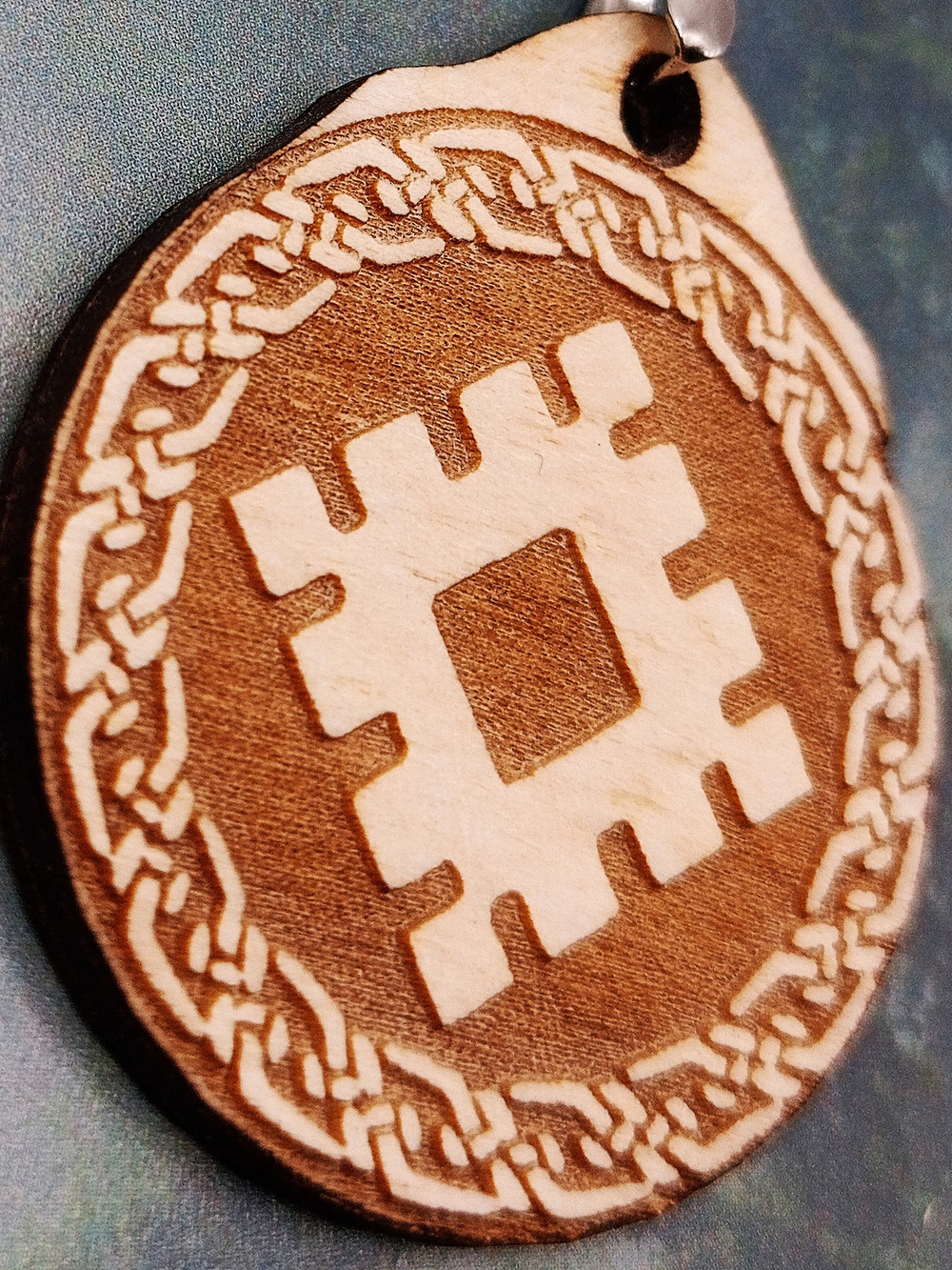 Кулон из дерева Репейник Удачи