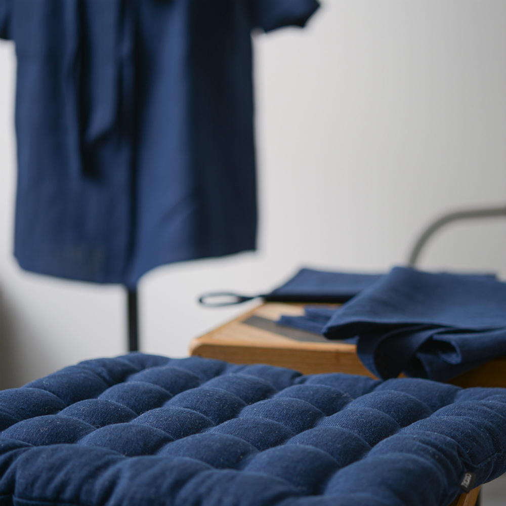 Подушка стеганая на стул из умягченного льна темно-синего цвета essential, 40х40 см