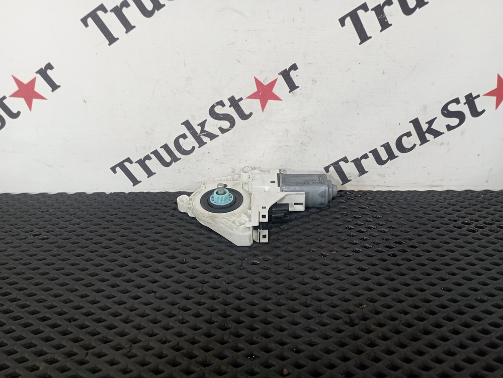 Моторчик стеклоподъемника правый 2020г