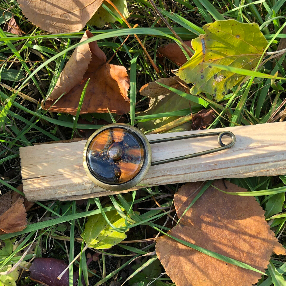 Брошь булавка в технике фьюзинг (запеченое стекло).