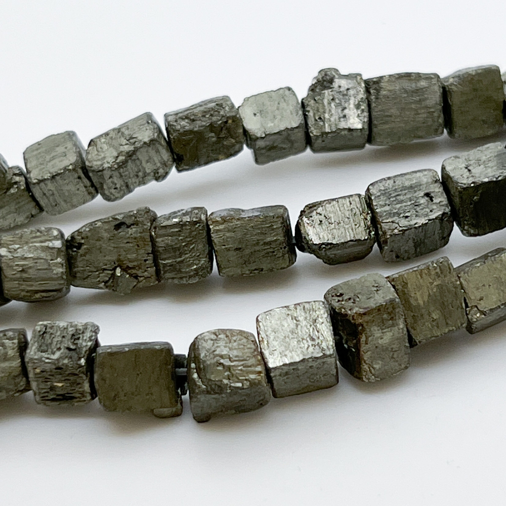 Пирит, размер около 6,5-8,5 мм, цена за 11-12 шт (1/4 нити)