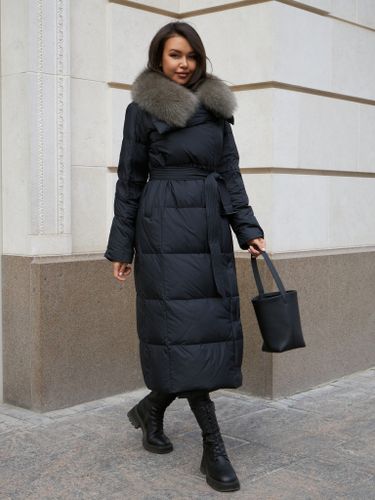 Длинный черный пуховик с серым воротником из песца