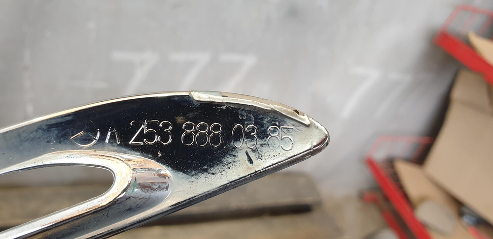 Молдинг решетки радиатора Mercedes GLC (X253) 15-19 Б/У Оригинал A2538880385