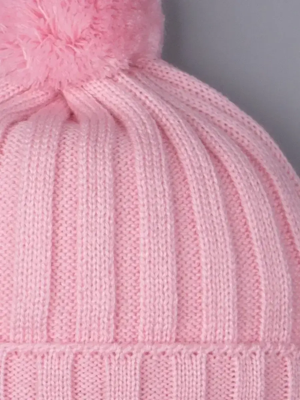 Шапка для девочки осенняя вязаная с помпоном