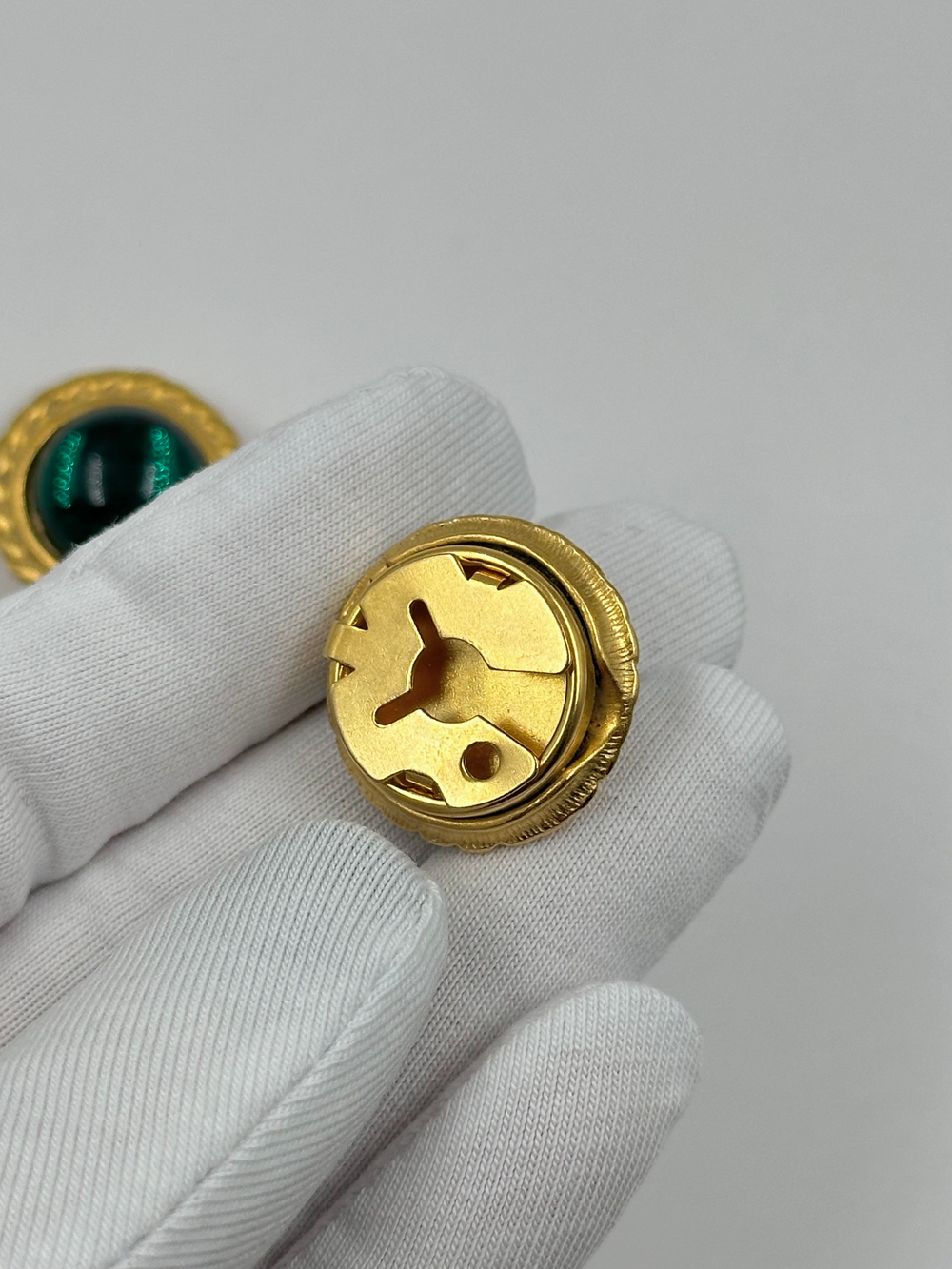 Накладка на пуговицу с зелёным кабошоном