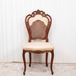 Стул с тисненой золотом кожей