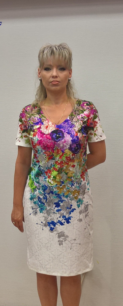 Нарядное, яркое летнее платье