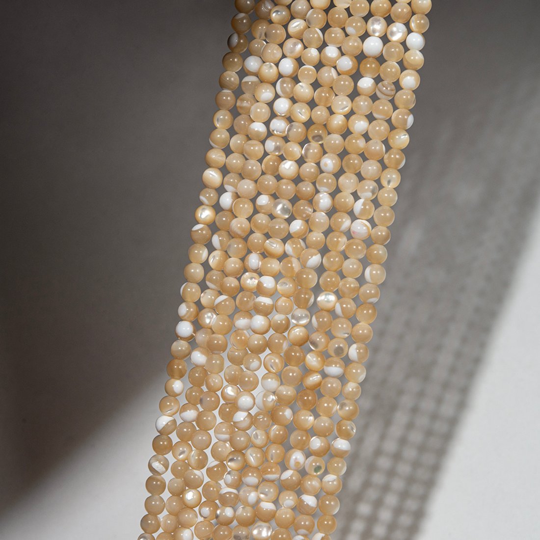 Перламутр морских ракушек, карамельного оттенка, шар 3,7мм