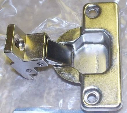 Петля люка для стиральной машины Indesit (Индезит)/ Ariston (Аристон) 056261