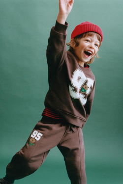 ZARA ТОЛСТОВКА С ВЫШИТОЙ ЦИФРОЙ И АНИМАЛИСТИЧЕСКИМ ПРИНТОМ, КОРИЧНЕВЫЙ