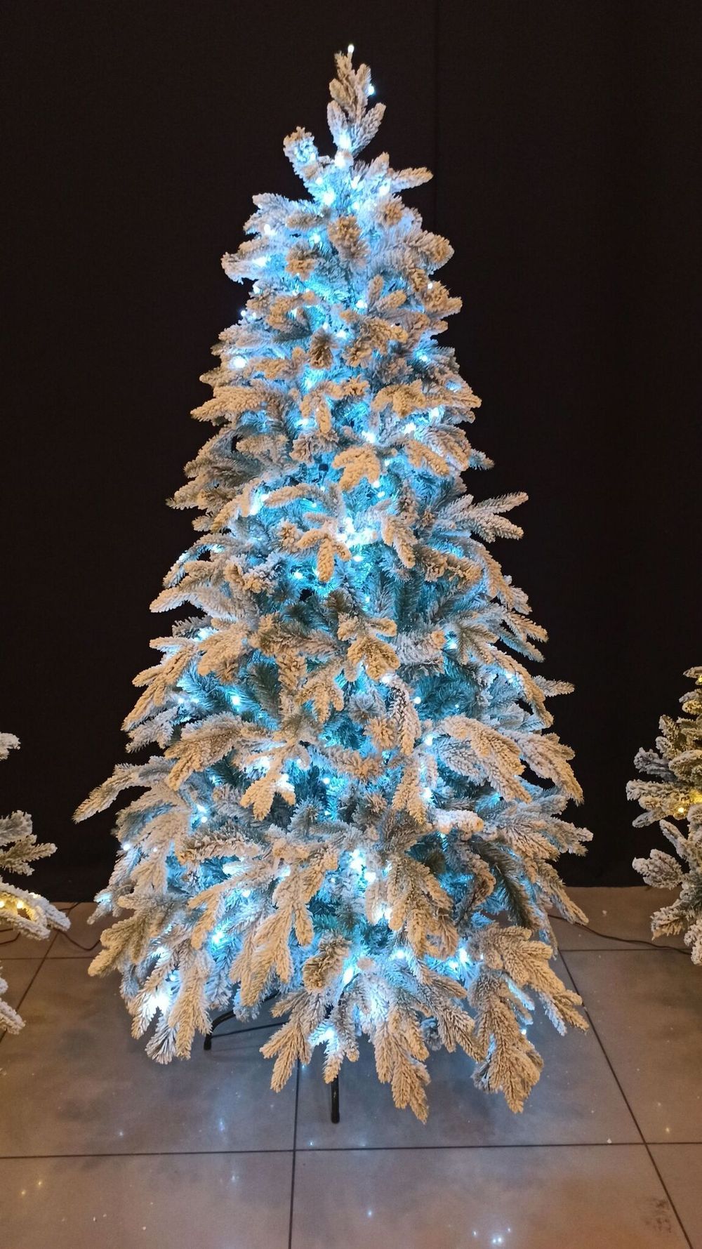 Заснеженная ель с гирляндой «Россо» холодный свет (Литая+пвх) 210 см / 2,1 м