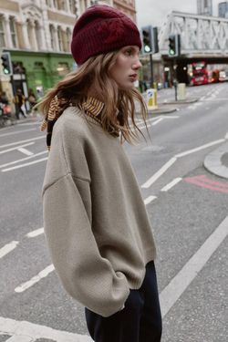 ZARA ШАПКА БИНИ С ВЫШИВКОЙ ЦВЕТОВ, БУРГУНДИ