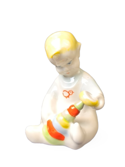 Фарфоровая статуэтка "Мальчик с пирамидкой" Городница