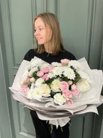 Гранд-букет с хризантемой, кустовой пионовидной розы, одноголовой розы