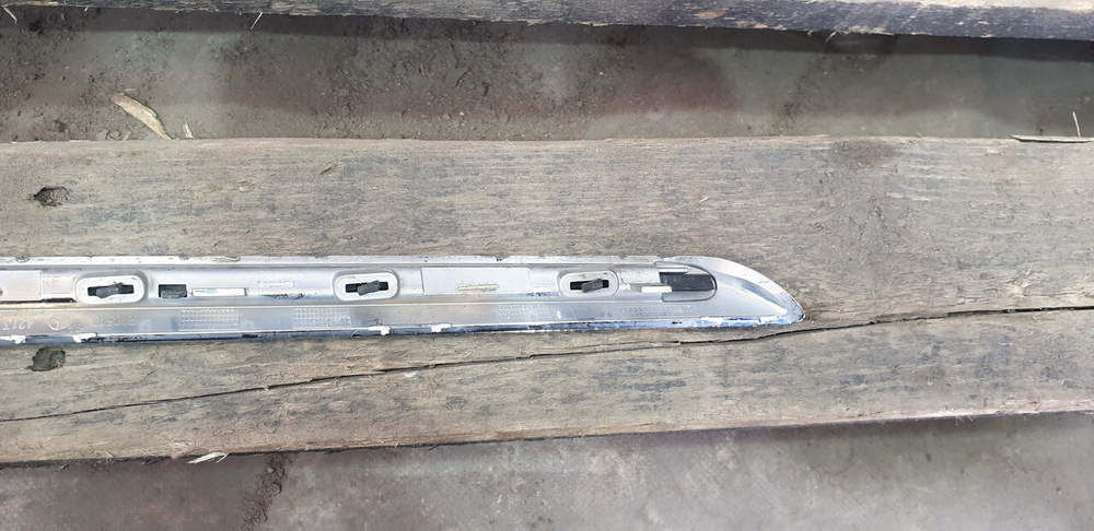 Молдинг решетки радиатора Mercedes E (W213) 16-20 Б/У Оригинал A2138880373