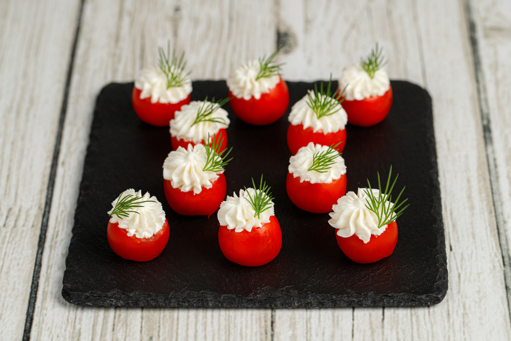 Помидор черри, фаршированный сырным кремом