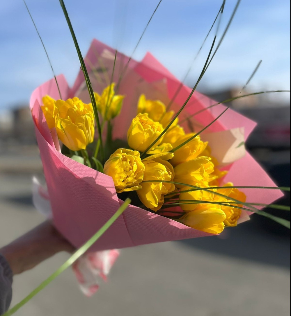 15 желтых пионовидных