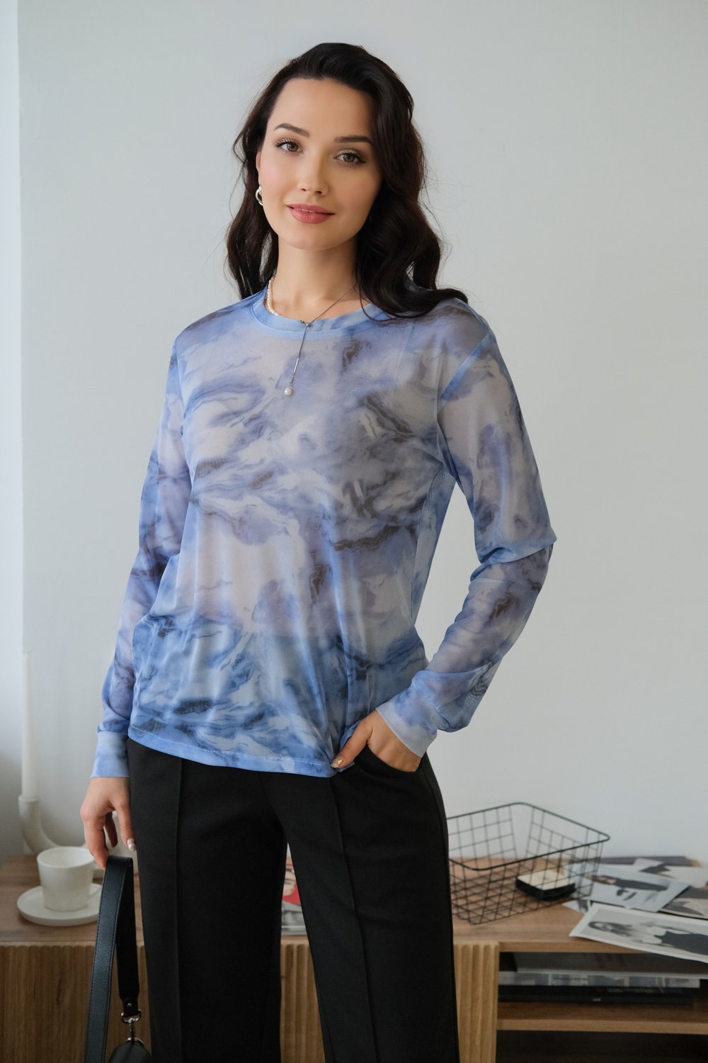 Лонгслив из голубой сетки