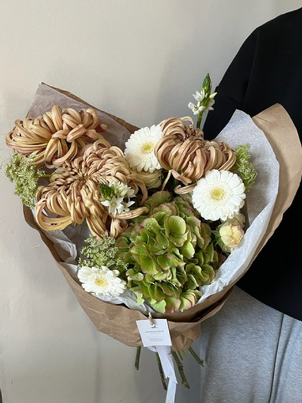 Букет из зеленой гортензии, хризантемы, минигерберы, амми и оринтогалума