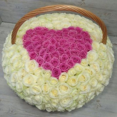 Корзина из 201 розы в виде сердца