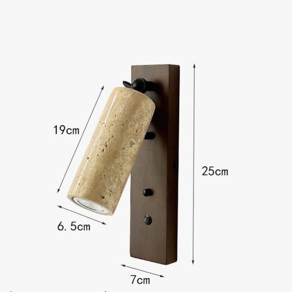 Элегантное настенное бра с вытянутым хрустальным плафоном и металлическим корпусом в тёплом золотом оттенке.