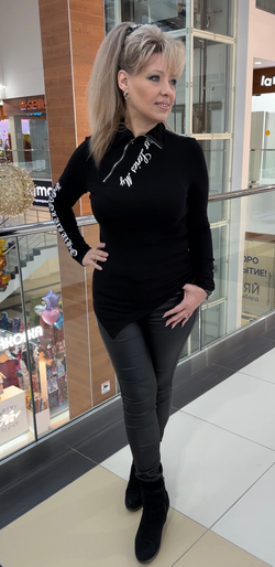 Черный джемпер с белым принтом