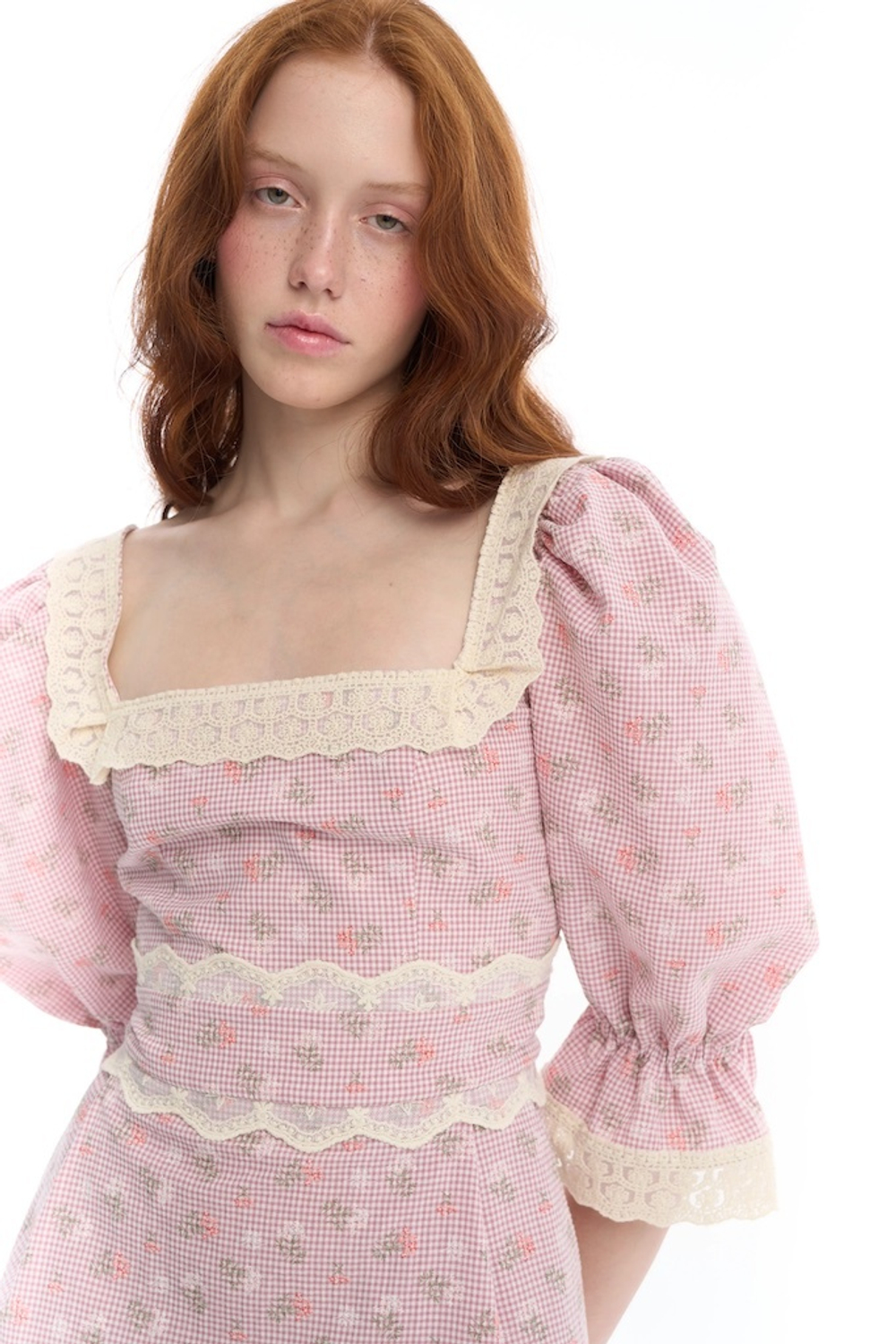 Платье с вырезом "каре" розовое