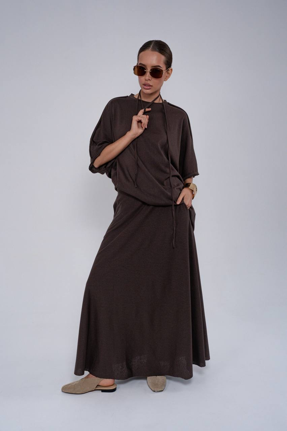 Костюм с юбкой в макси длине из тонкого трикотажа с прострочками