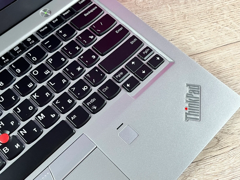 Ноутбук Lenovo ThinkPad X1 Carbon Gen 5 2К, 14" 2560x1440 IPS, Intel Core i7-7600U 3.9 GHz, RAM 16 ГБ, SSD 256 ГБ, Intel HD Graphics 620, Win 10Pro