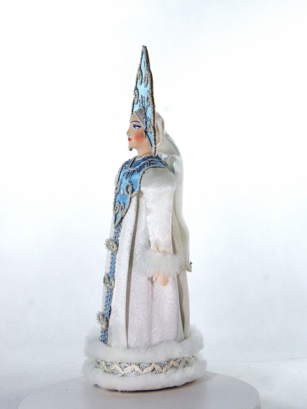 Фарфоровая кукла коллекционная Снегурочка в белой шубе и резном кокошнике. Новогодняя игрушка под ёлку ручной работы