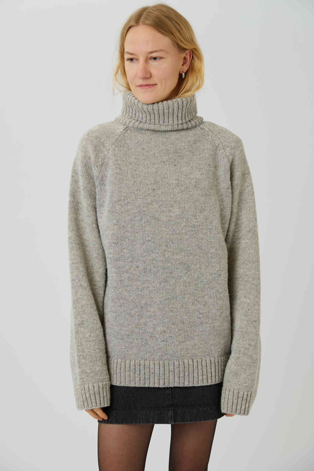 Свитер с горлом из шерсти светло-серого цвета