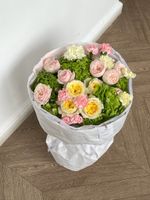 Букет сборный из кустовых пионовидных роз, диантусов и гортензии