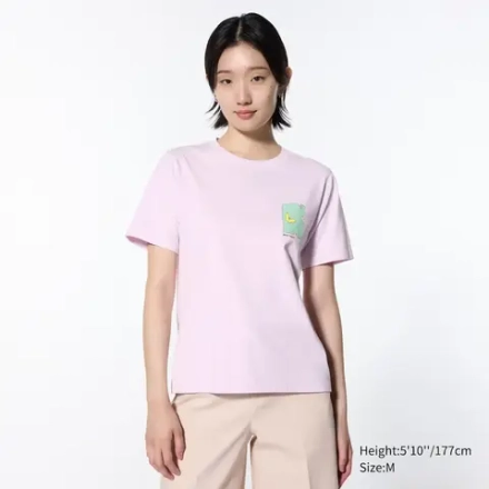 UNIQLO ФУТБОЛКА С ГРАФИЧЕСКИМ ПРИНТОМ, СВЕТЛО-ФИОЛЕТОВЫЙ