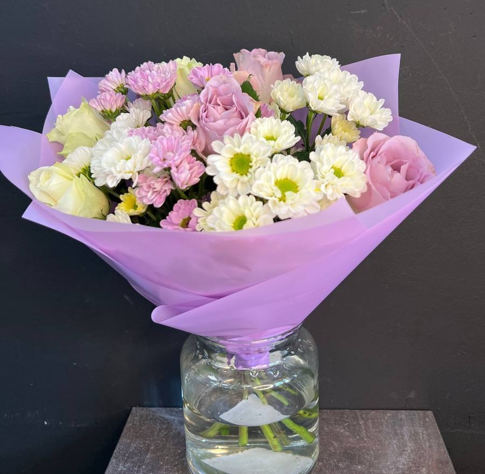 Букет из микса хризантем и роз