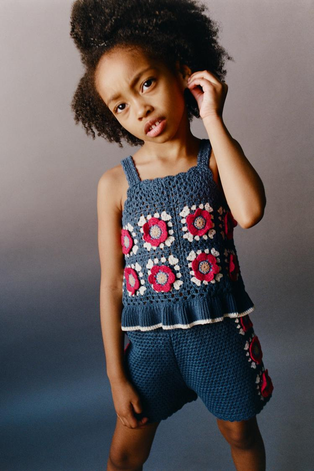 ZARA БЕРМУДЫ ИЗ КРУЖЕВА КРОШЕ С ЦВЕТОЧНЫМ УЗОРОМ, СИНИЙ