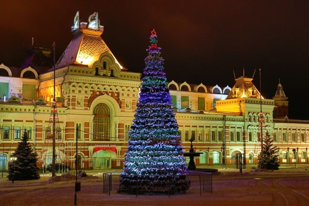 Светодинамическая елка каркасная - встроенная гирлянда цветная -"Уральская" 30 м