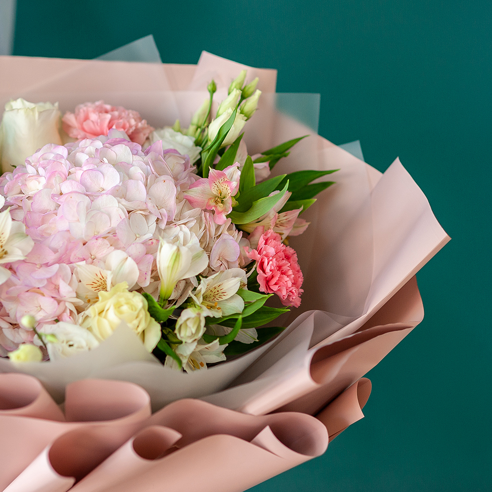 Сборный букет с розовой гортензией