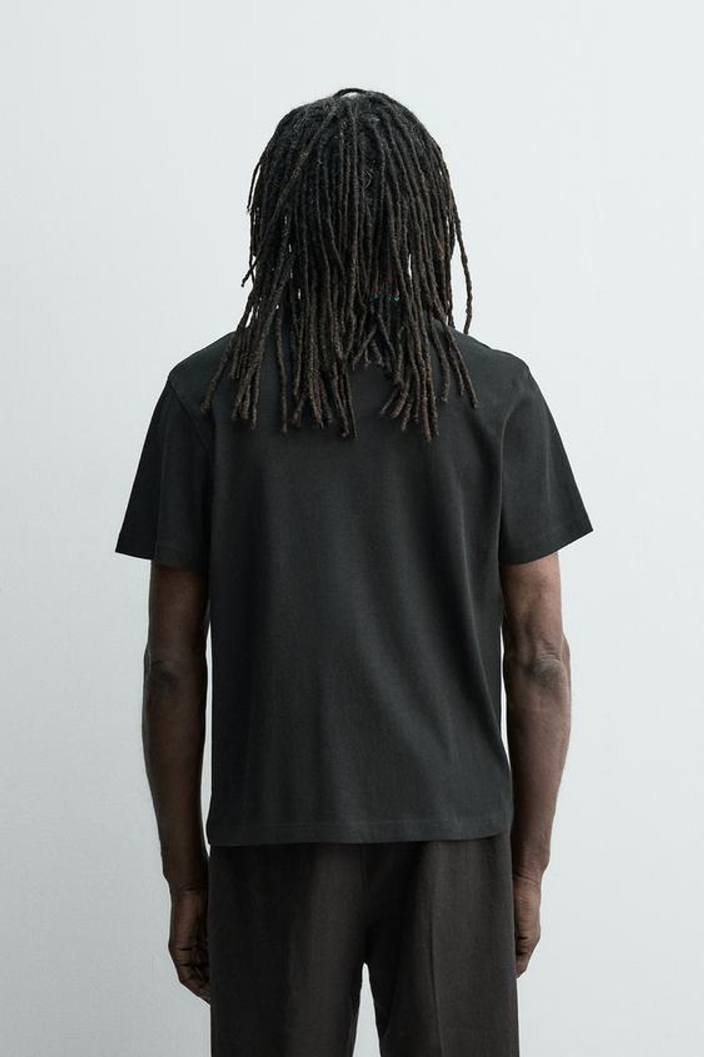 ZARA X AARON LEVINE ФУТБОЛКА С КАРМАНОМ, ЧЕРНЫЙ