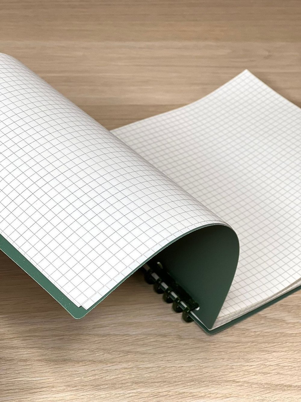 Блокнот квадратный в клетку 60л 195х210 мм т.зеленый (8808-017)