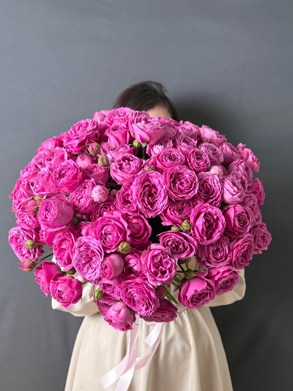 Букет из 31 кустовой пионовидной розы