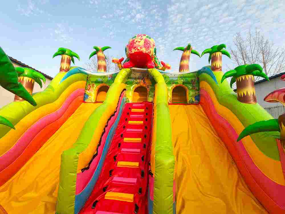 Коммерческий надувной батут «Хамелеон и динозавры Ультра 2» 12*6*6 м