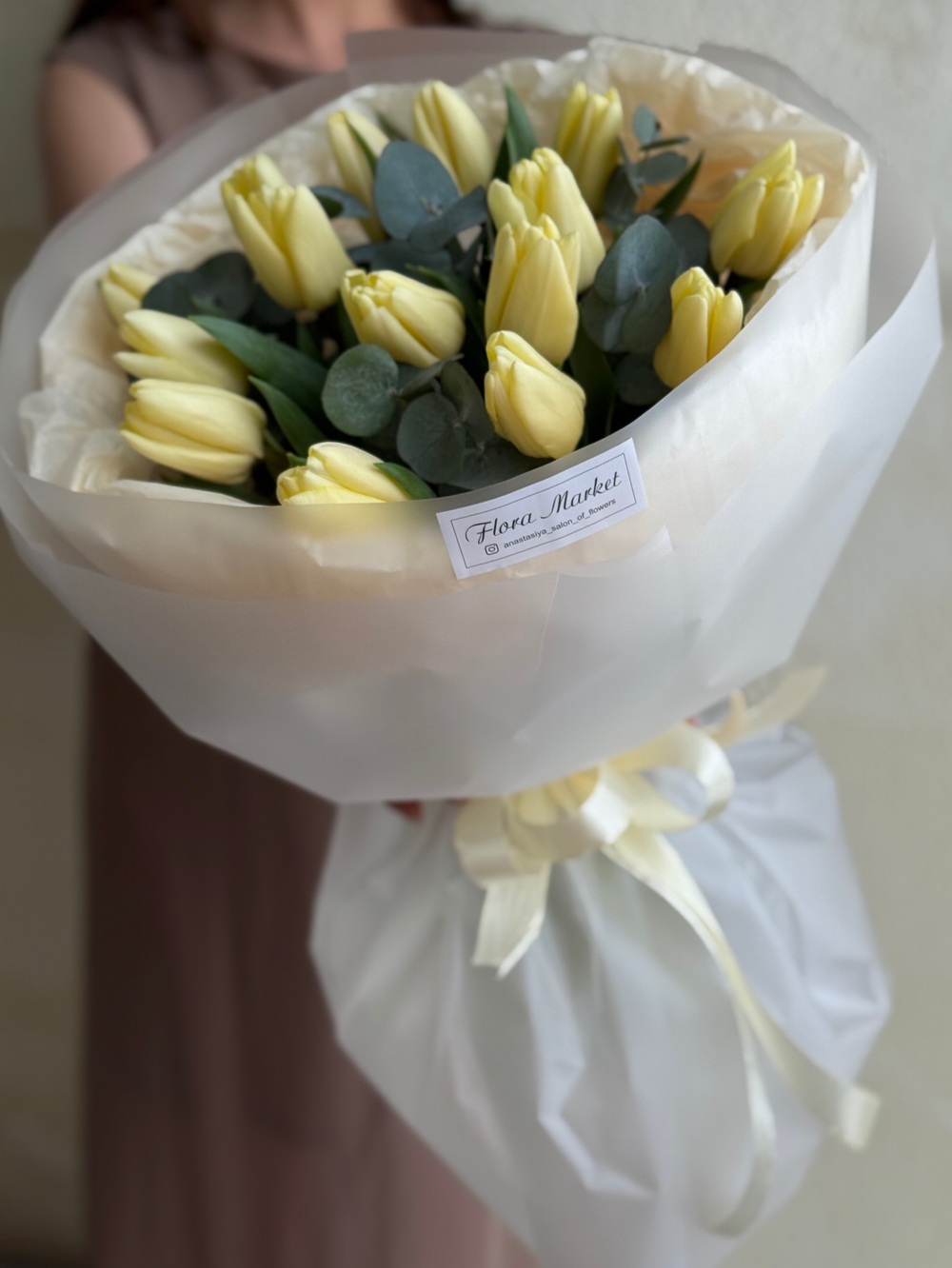 Кремовые тюльпаны и зелень эвкалипта в воздушном оформлении от Флора Маркет
