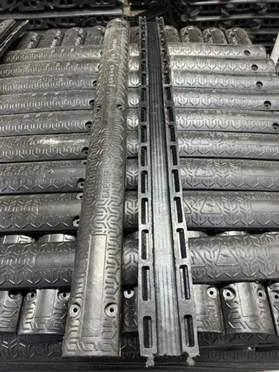 Гибкий кабель-канал для проводов (кабельный трап, капа) резиновый, черный, напольный, 1 канал 36*15 мм., 1000мм*80мм*25мм