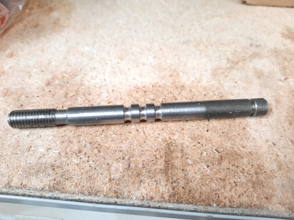 Ось вилки переключения передач