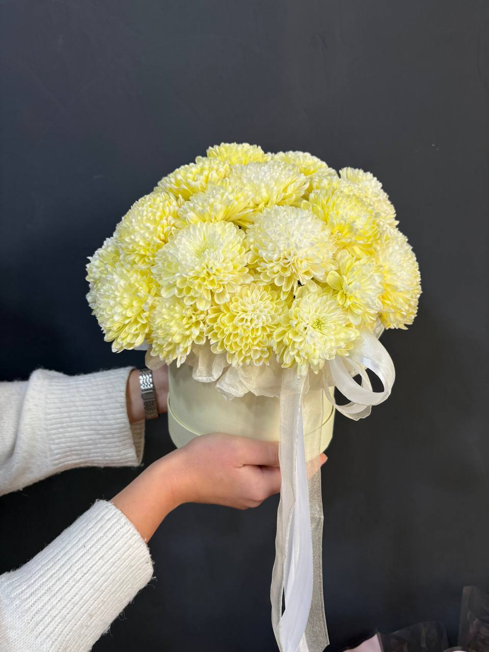 Шляпная коробка с кустовой хризантемой