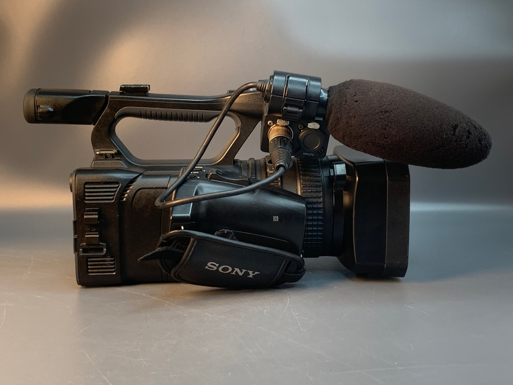 Sony PXW-Z150 194x10 пробега, следы клея в области микрофона